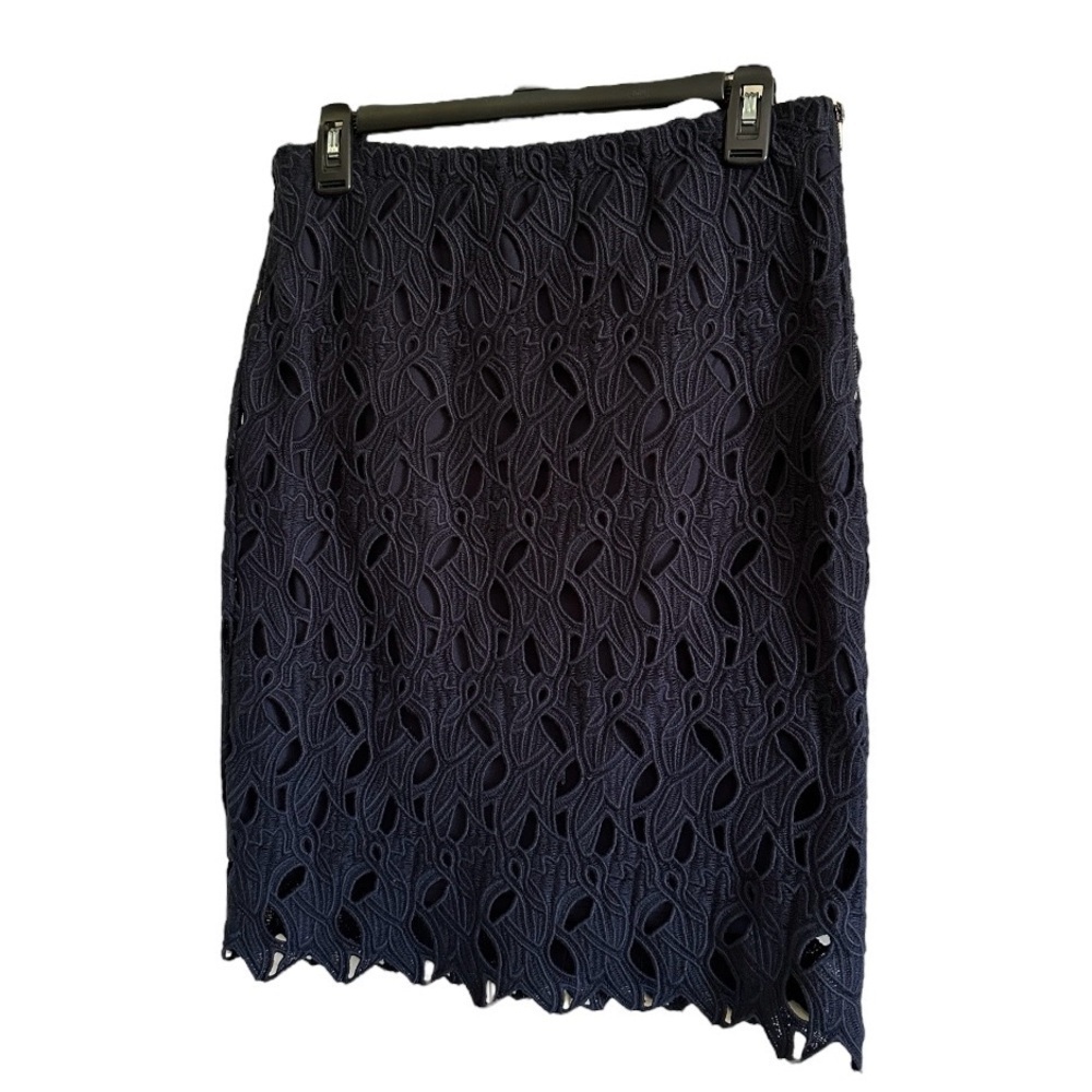 DALIA, NWOT, NAVY BLUE PENCIL SKIRT. EMBROIDERED WITH FULL LINING. SIZE 4